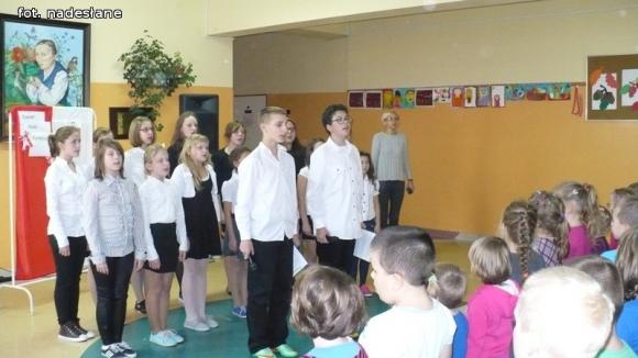 Koncert Pieśni Patriotycznej w Szkole Podstawowej im. Marii Kownackiej w Grabowie