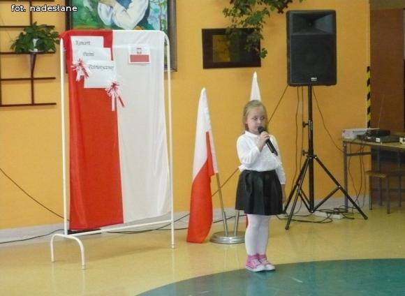 Koncert Pieśni Patriotycznej w Szkole Podstawowej im. Marii Kownackiej w Grabowie