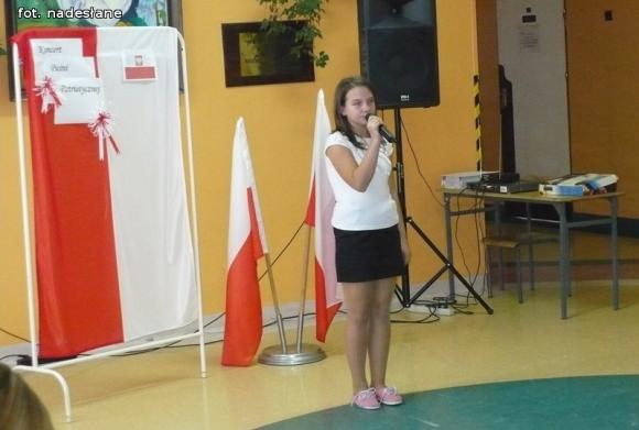 Koncert Pieśni Patriotycznej w Szkole Podstawowej im. Marii Kownackiej w Grabowie