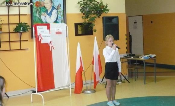 Koncert Pieśni Patriotycznej w Szkole Podstawowej im. Marii Kownackiej w Grabowie