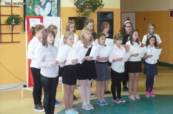 Koncert Pieśni Patriotycznej w Szkole Podstawowej im. Marii Kownackiej w Grabowie