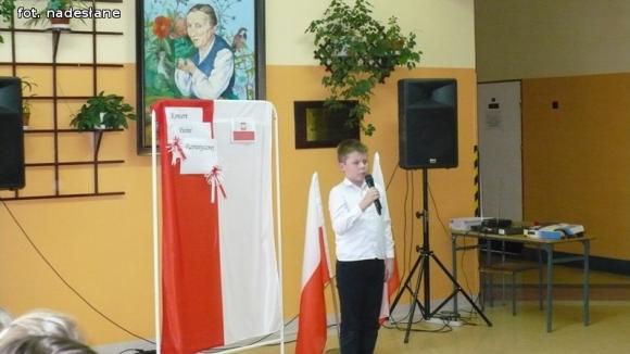 Koncert Pieśni Patriotycznej w Szkole Podstawowej im. Marii Kownackiej w Grabowie