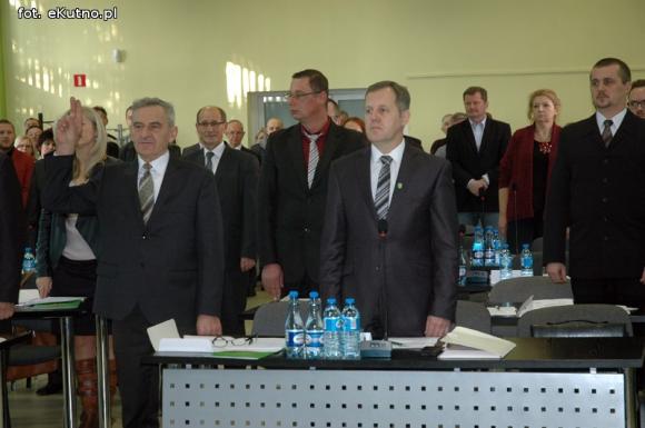 Zarząd Powiatu wybrany i prezent od ustępującej starosty