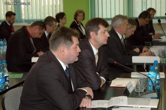 Zarząd Powiatu wybrany i prezent od ustępującej starosty