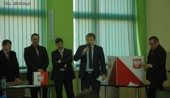 Zarząd Powiatu wybrany i prezent od ustępującej starosty