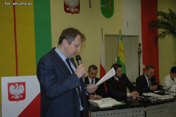 Zarząd Powiatu wybrany i prezent od ustępującej starosty