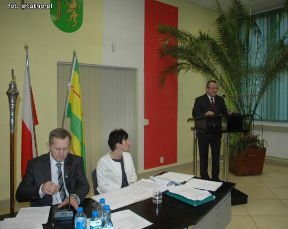 Zarząd Powiatu wybrany i prezent od ustępującej starosty