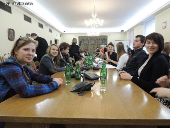 Zło zwycięża, gdy dobrzy ludzie nic nie robią. Uczennice LO im. Bohaterów Września 1939 roku na konferencji w Sejmie RP