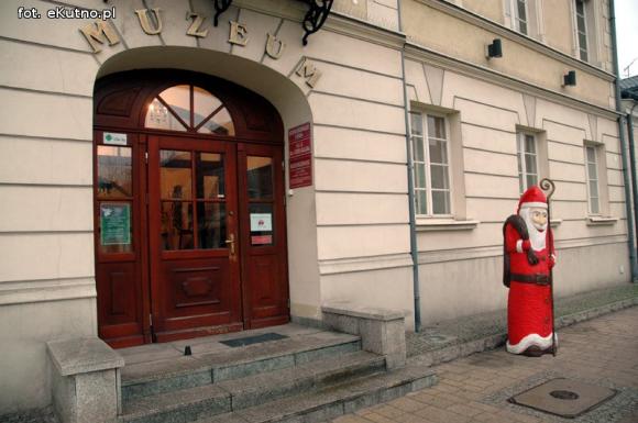 Łowickie bombki, anioły, mikołaje i Święta Rodzina. Kiermasz w kutnowskim muzeum