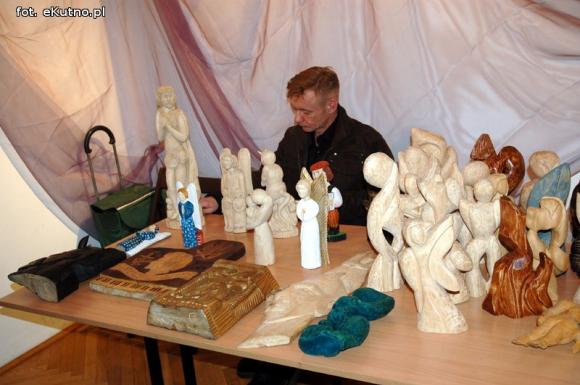 Łowickie bombki, anioły, mikołaje i Święta Rodzina. Kiermasz w kutnowskim muzeum