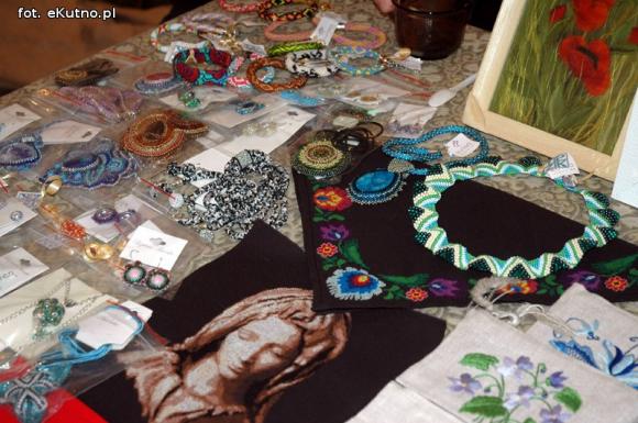 Łowickie bombki, anioły, mikołaje i Święta Rodzina. Kiermasz w kutnowskim muzeum