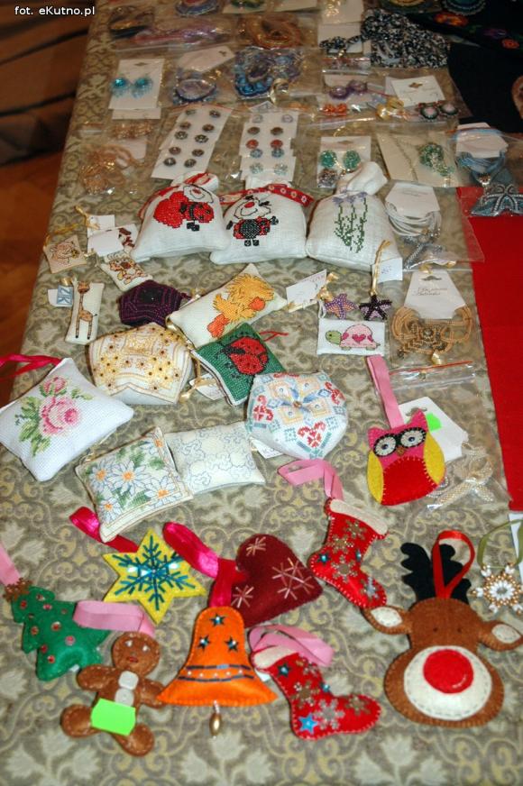 Łowickie bombki, anioły, mikołaje i Święta Rodzina. Kiermasz w kutnowskim muzeum