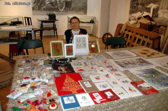 Łowickie bombki, anioły, mikołaje i Święta Rodzina. Kiermasz w kutnowskim muzeum