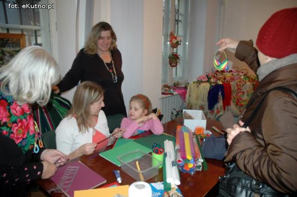 Łowickie bombki, anioły, mikołaje i Święta Rodzina. Kiermasz w kutnowskim muzeum