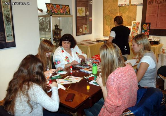 Łowickie bombki, anioły, mikołaje i Święta Rodzina. Kiermasz w kutnowskim muzeum