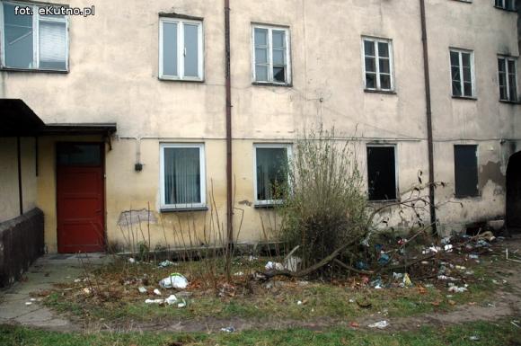 Miejskie obrazki. Rośnie wysypisko śmieci w centrum miasta