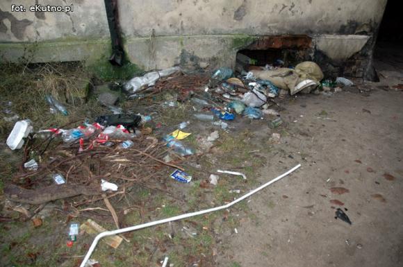 Miejskie obrazki. Rośnie wysypisko śmieci w centrum miasta