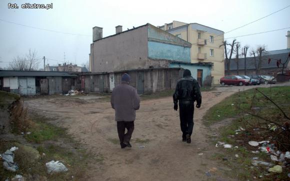 Miejskie obrazki. Rośnie wysypisko śmieci w centrum miasta
