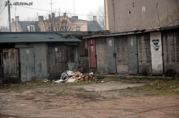 Miejskie obrazki. Rośnie wysypisko śmieci w centrum miasta