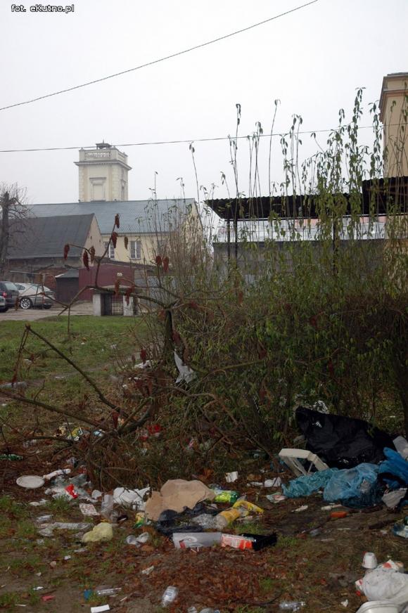 Miejskie obrazki. Rośnie wysypisko śmieci w centrum miasta