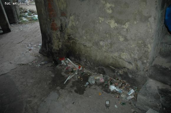 Miejskie obrazki. Rośnie wysypisko śmieci w centrum miasta