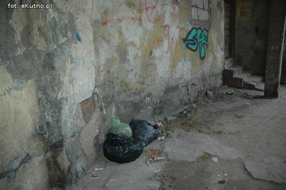 Miejskie obrazki. Rośnie wysypisko śmieci w centrum miasta