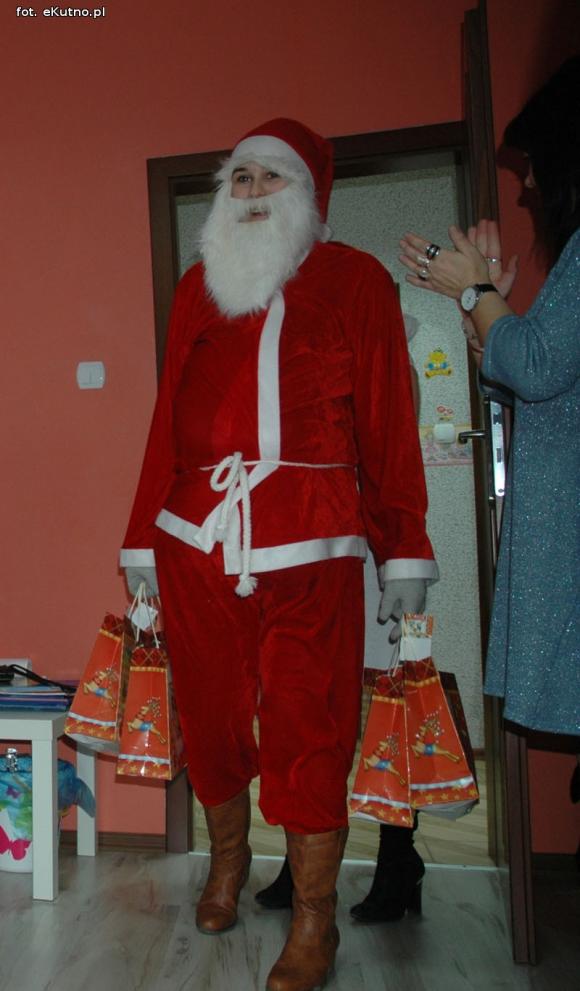  Be Happy!: Święty Mikołaj obdarował dzieci w nowym przedszkolu
