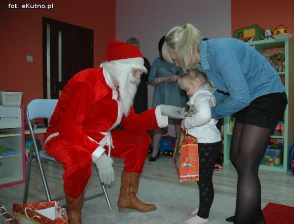  Be Happy!: Święty Mikołaj obdarował dzieci w nowym przedszkolu