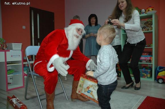  Be Happy!: Święty Mikołaj obdarował dzieci w nowym przedszkolu
