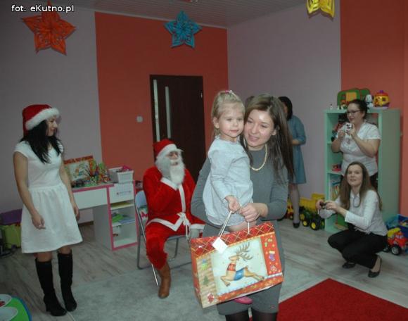  Be Happy!: Święty Mikołaj obdarował dzieci w nowym przedszkolu