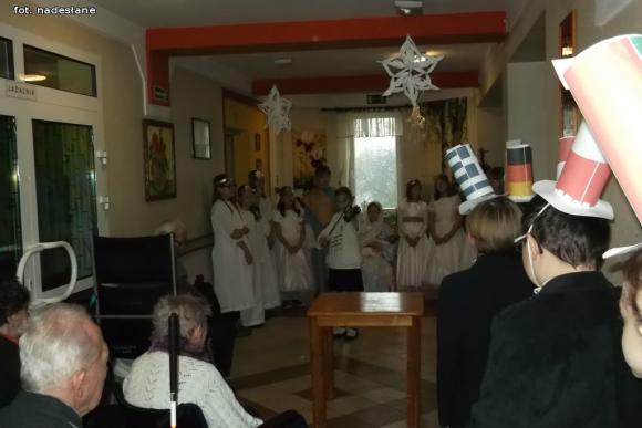 Niesiemy radość ludziom starszym. Kolędowanie seniorów z dziećmi