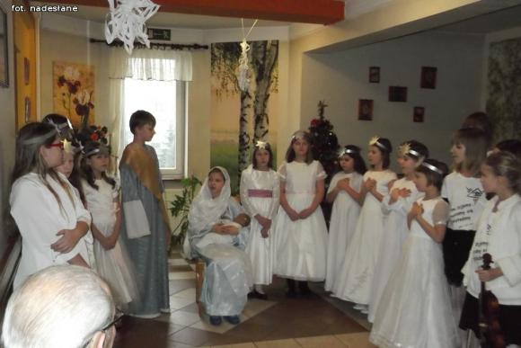 Niesiemy radość ludziom starszym. Kolędowanie seniorów z dziećmi