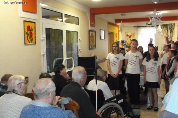 Niesiemy radość ludziom starszym. Kolędowanie seniorów z dziećmi