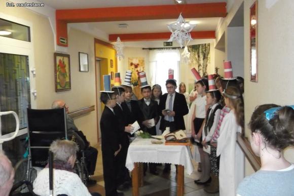 Niesiemy radość ludziom starszym. Kolędowanie seniorów z dziećmi