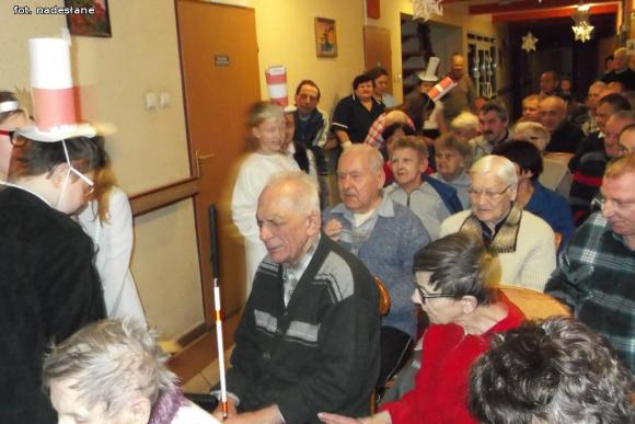 Niesiemy radość ludziom starszym. Kolędowanie seniorów z dziećmi