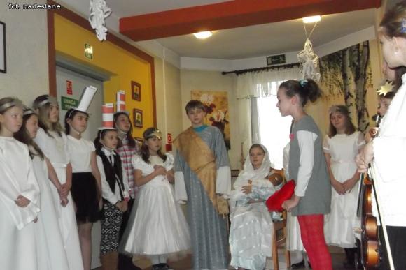 Niesiemy radość ludziom starszym. Kolędowanie seniorów z dziećmi