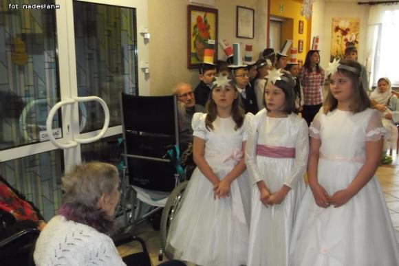 Niesiemy radość ludziom starszym. Kolędowanie seniorów z dziećmi