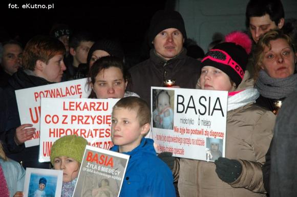 Rozpacz, żal i gniew rodzin zmarłych dzieci. Starosta tłumaczył się za lekarzy