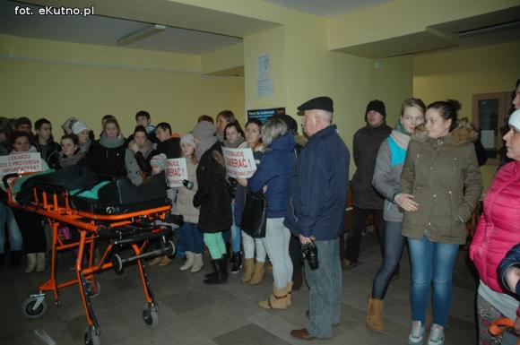 Rozpacz, żal i gniew rodzin zmarłych dzieci. Starosta tłumaczył się za lekarzy