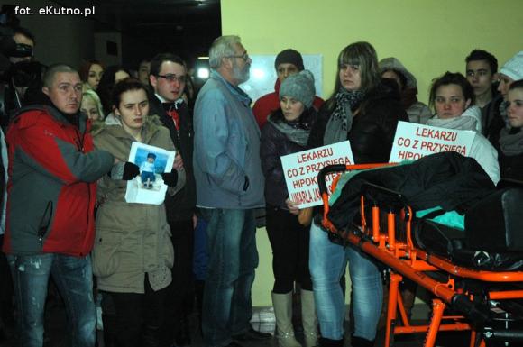 Rozpacz, żal i gniew rodzin zmarłych dzieci. Starosta tłumaczył się za lekarzy