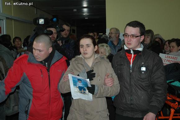 Rozpacz, żal i gniew rodzin zmarłych dzieci. Starosta tłumaczył się za lekarzy