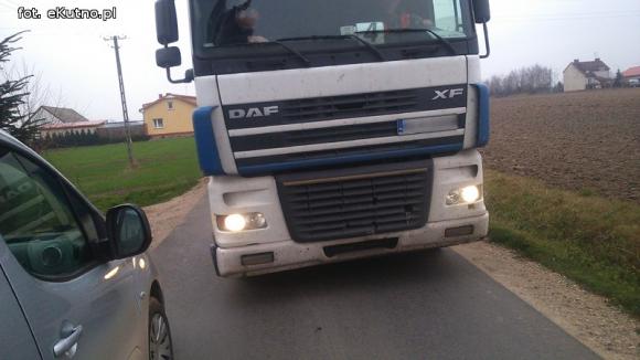 Czytelnicy piszą: Dlaczego starostwo pozwala na niszczenie nowych dróg?