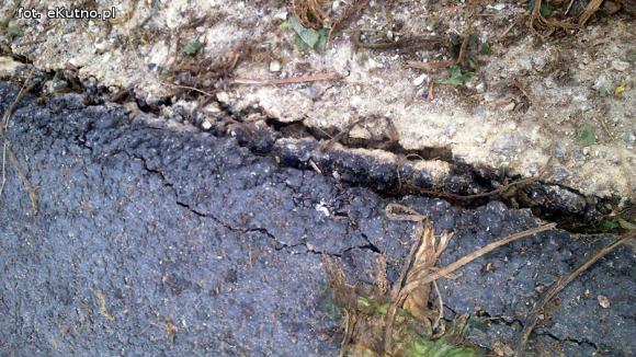 Czytelnicy piszą: Dlaczego starostwo pozwala na niszczenie nowych dróg?