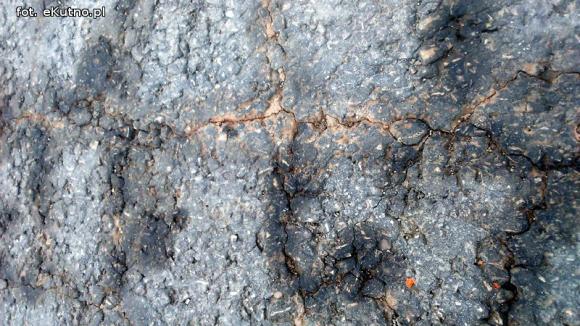 Czytelnicy piszą: Dlaczego starostwo pozwala na niszczenie nowych dróg?