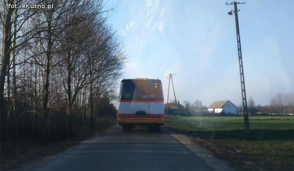 Czytelnicy piszą: Dlaczego starostwo pozwala na niszczenie nowych dróg?