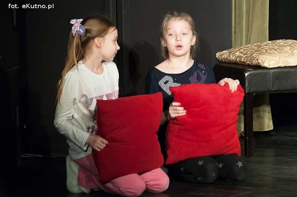 Oryginalny scenariusz i brawurowy występ małych aktorów. 49. premiera Teatru Puszek za nami