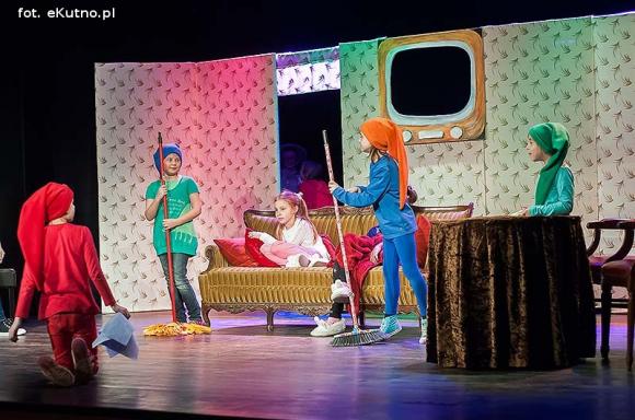 Oryginalny scenariusz i brawurowy występ małych aktorów. 49. premiera Teatru Puszek za nami