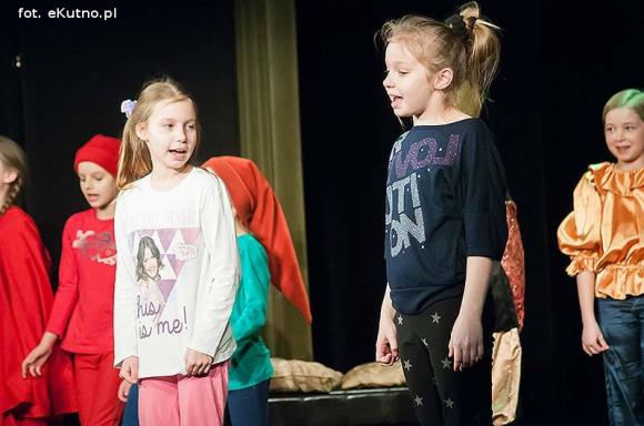 Oryginalny scenariusz i brawurowy występ małych aktorów. 49. premiera Teatru Puszek za nami