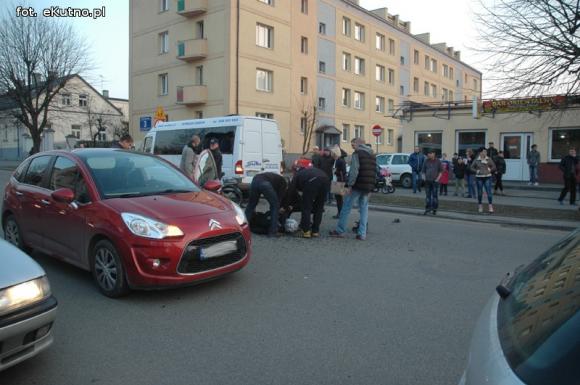 Wypadek na 29 Listopada. Motocyklista poszkodowany
