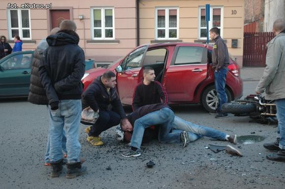 Wypadek na 29 Listopada. Motocyklista poszkodowany
